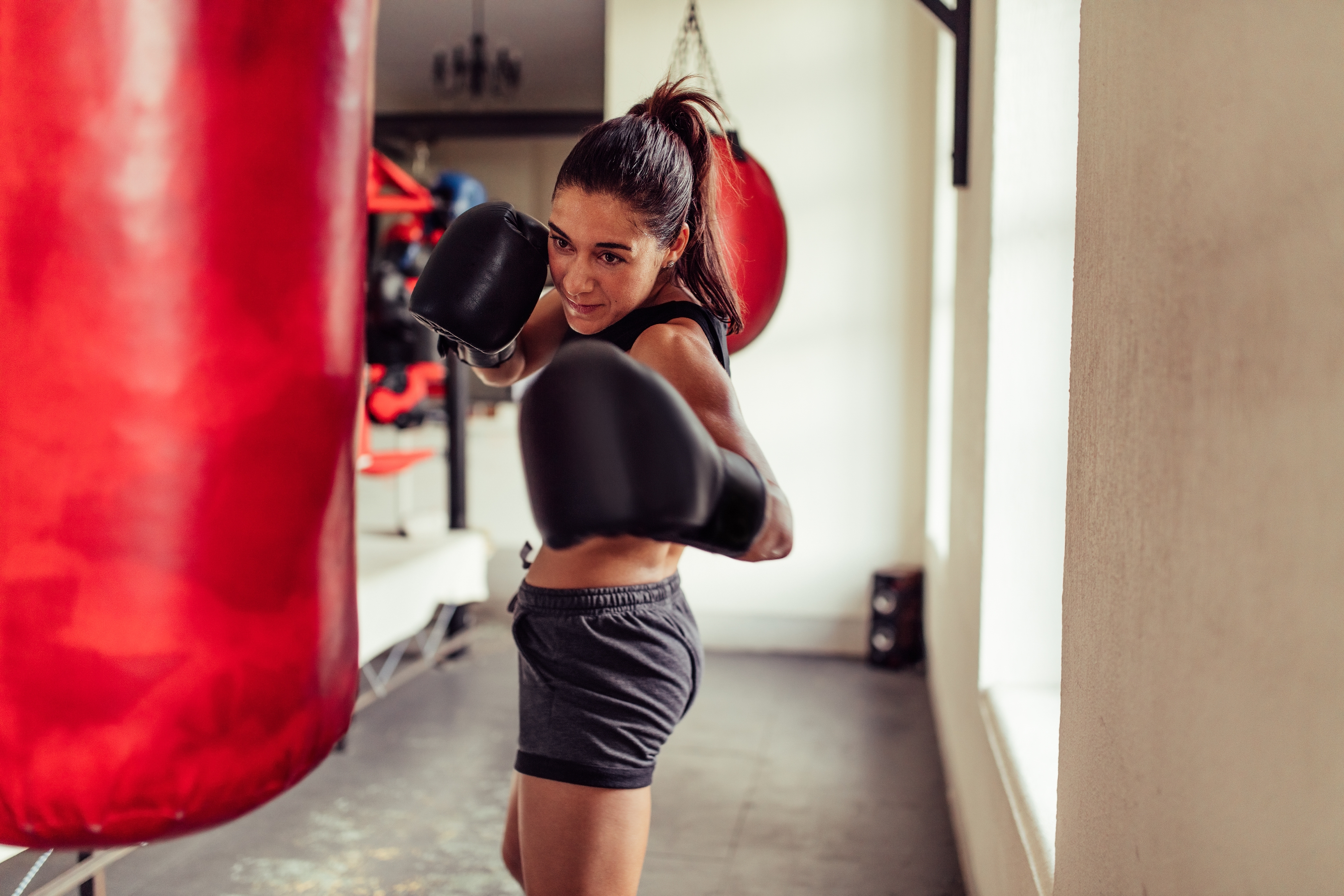 Mädchen benutzt Boxsack