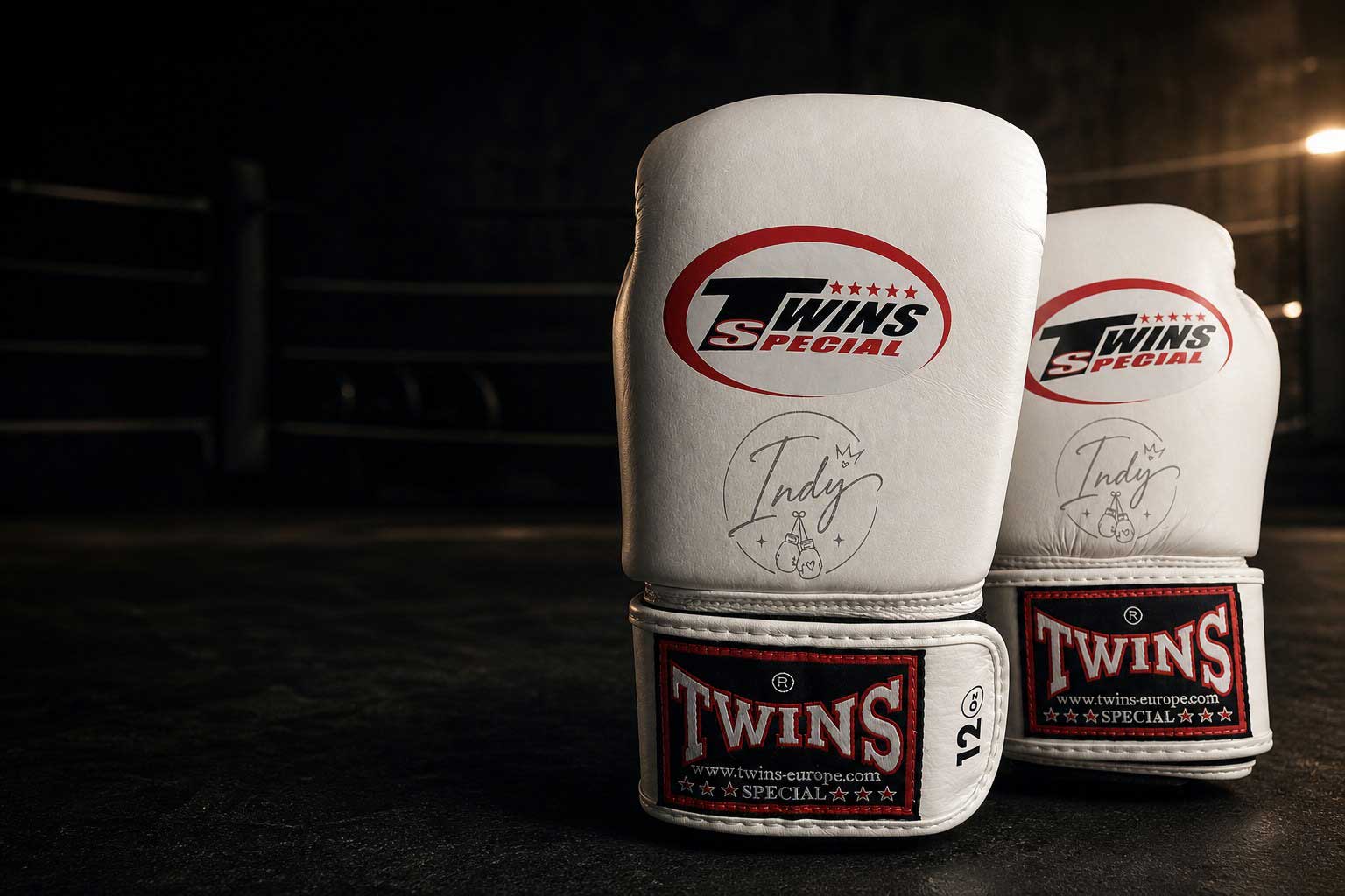 Guantoni da boxe bianchi Twins Special personalizzati con il nome Indy inciso